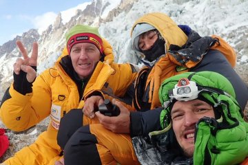 Denis Urubko i Adam Bielecki z Elizabeth Revol po dokonaniu niemożliwego.