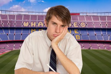 Na zdjęciu widzimy znudzonego mężczyznę w koszuli na tle stadionu.