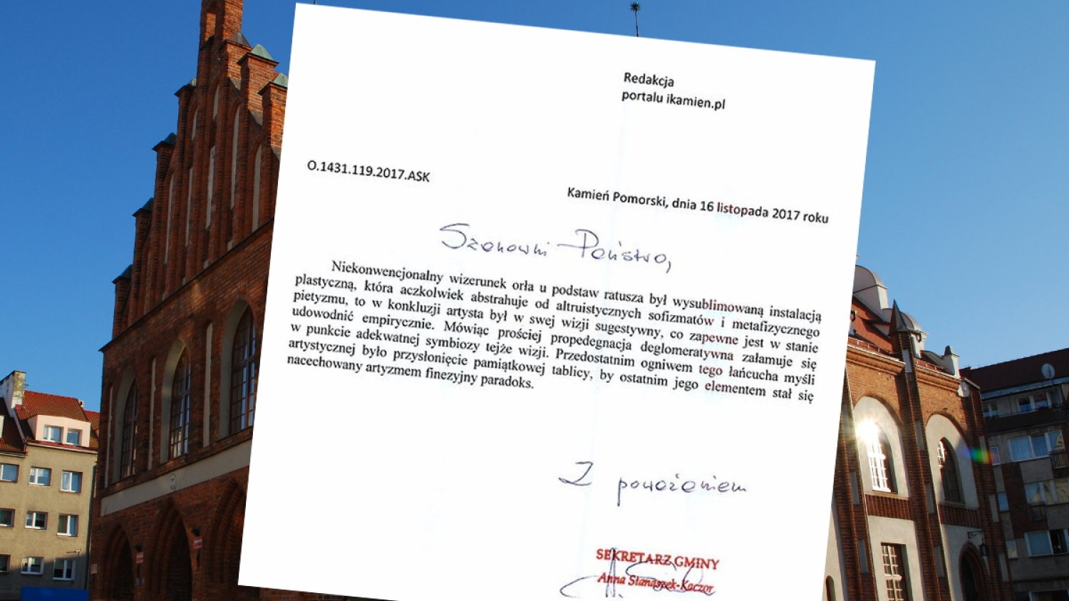 Odpowiedź urzędniczki na tle ratusza miejskiego w Kamieniu Pomorskim