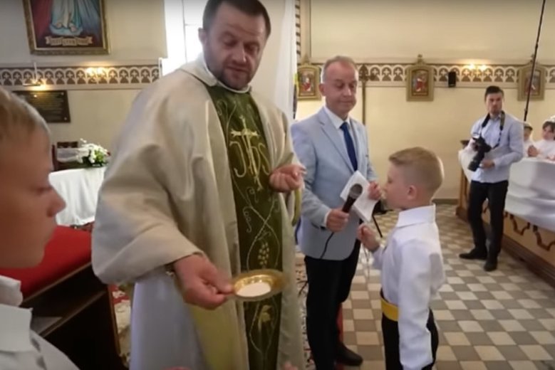 Ksiądz wyjaśnił dziecku, że jest porażką.