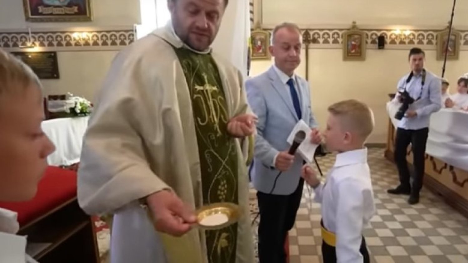 Ksiądz wyjaśnił dziecku, że jest porażką.