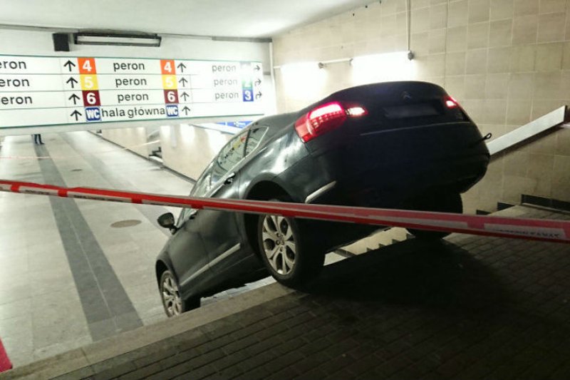 Kierowca z Łodzi próbował wjechać na parking podziemny schodami.