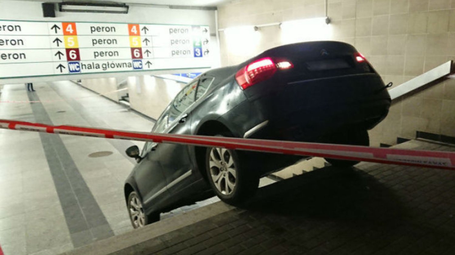 Kierowca z Łodzi próbował wjechać na parking podziemny schodami.