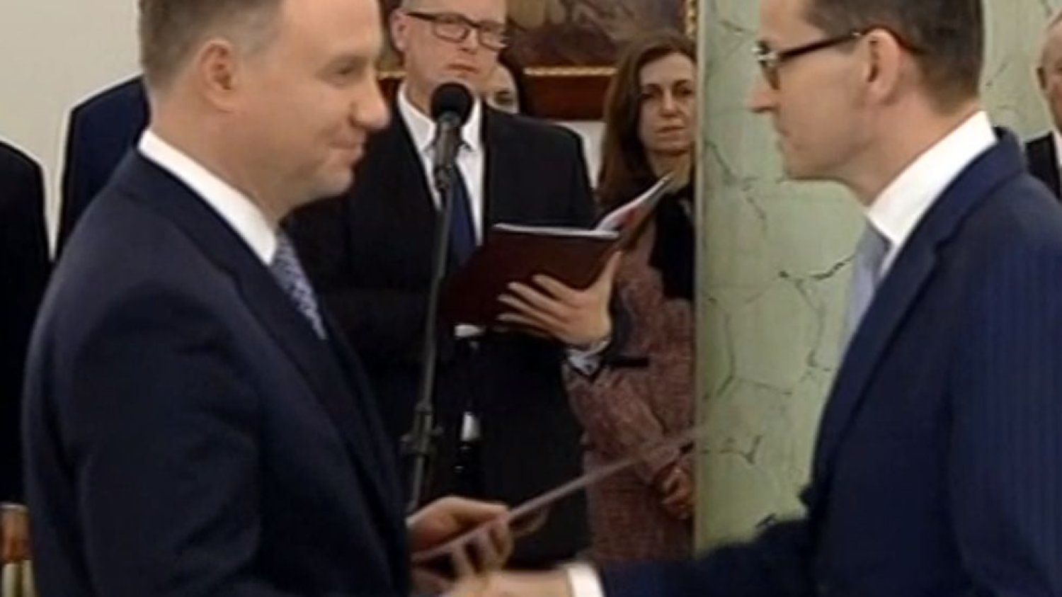 Żart na zaprzysiężeniu. Cały rząd bez żenady przysięgał na konstytucję.