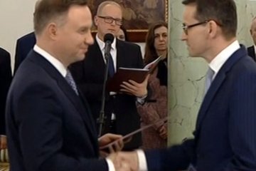 Żart na zaprzysiężeniu. Cały rząd bez żenady przysięgał na konstytucję.