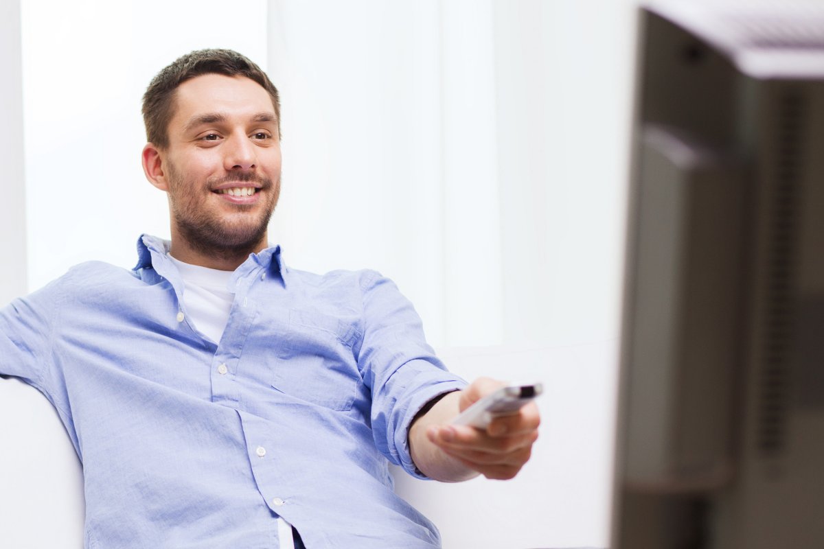 смотрит непрерывно. человек спешит. отказ от долгого просмотра телевизора. отказаться от телевизора. группа студентов и учитель.