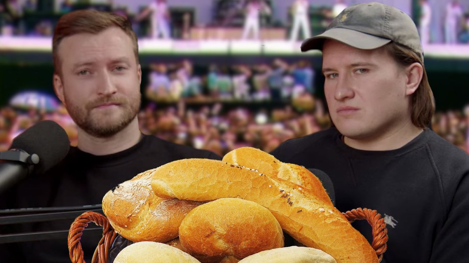 Zespół Wczasy (Bartłomiej Maczaluk, Jakub Żwirełło) na tle koncertu Queen z koszem chleba