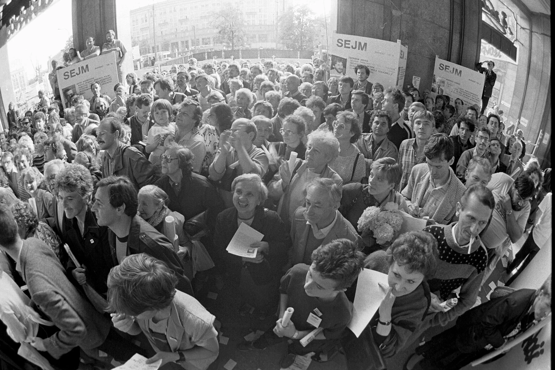 5 czerwca 1989 r., tłum przed warszawskim sztabem wyborczym Solidarności w oczekiwaniu na wyniki wyborów