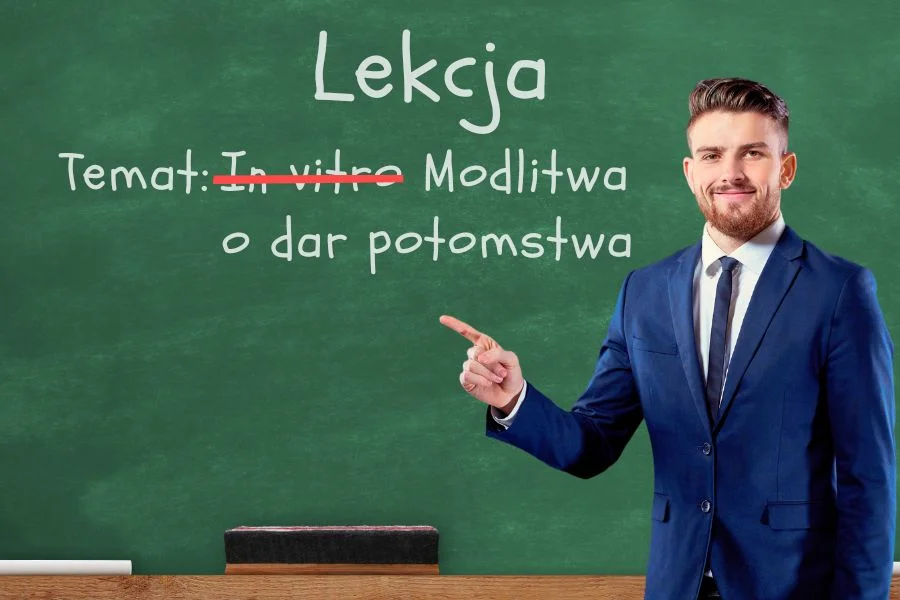 Na zdjęciu widzimy mężczyznę w garniturze wskazującego na szkolną tablicę, na której kredą napisano: Lekcja, temat: In vitro (skreślone) Modlitwa o dar potomstwa