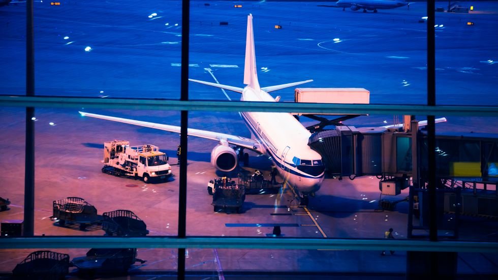 Chwile grozy na Lotnisku Chopina. Czy rzeczywiście zbliżają się żony posłów PiS?