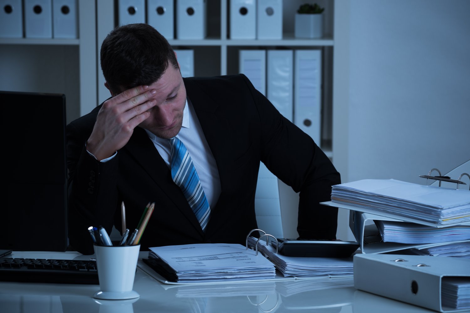 Jet lag powstaje zaraz po przekroczeniu progu firmy, choć niektórzy widzą jego praprzyczynę w przywróceniu zwykłych ustawień budzika w poprzedzający wieczór.