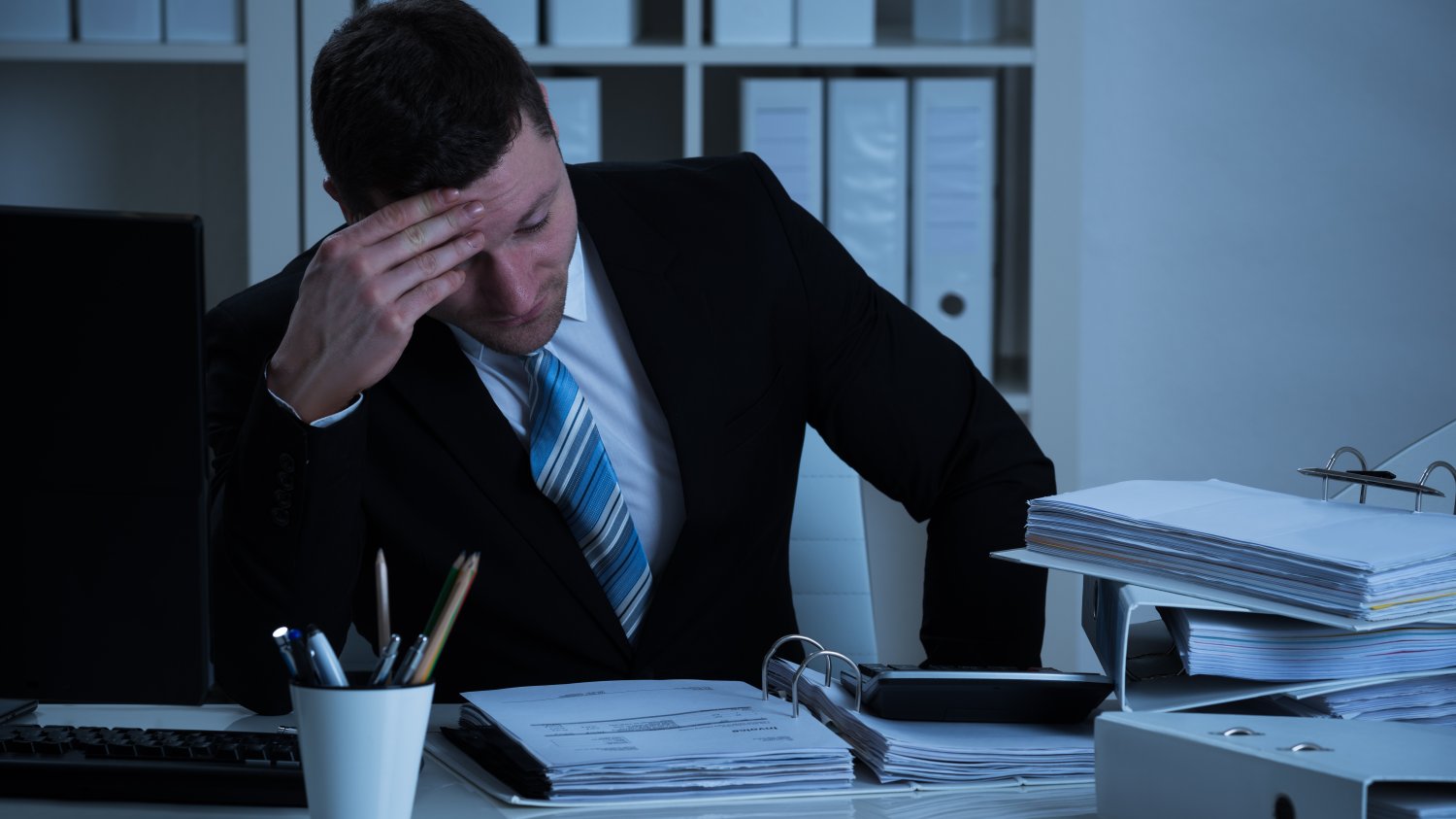 Jet lag powstaje zaraz po przekroczeniu progu firmy, choć niektórzy widzą jego praprzyczynę w przywróceniu zwykłych ustawień budzika w poprzedzający wieczór.