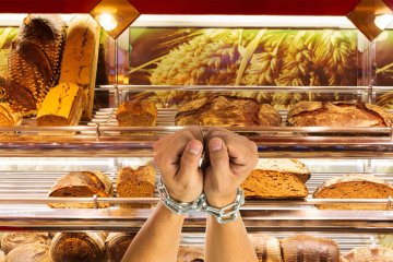 Radykalni klienci Biedronki w obronie handlu w niedziele przykuli się do półek z pieczywem.