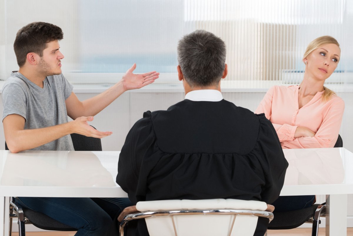 Sąd zadecyduje, komu przyzna prawa do kontaktu ze znajomymi.