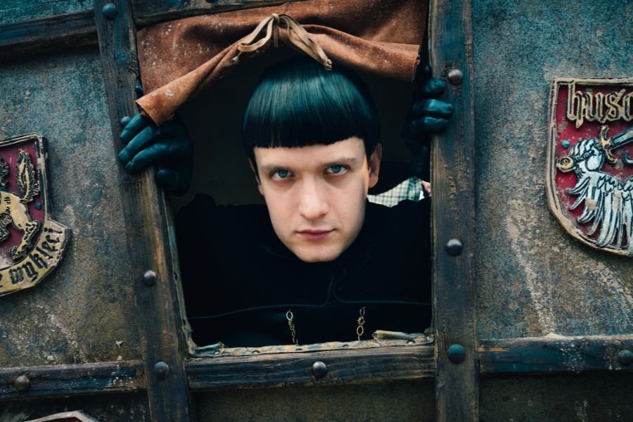 Pogrzeb to impreza towarzyska i 9 innych faktów o Polsce, które zobaczycie w drugim sezonie „1670”