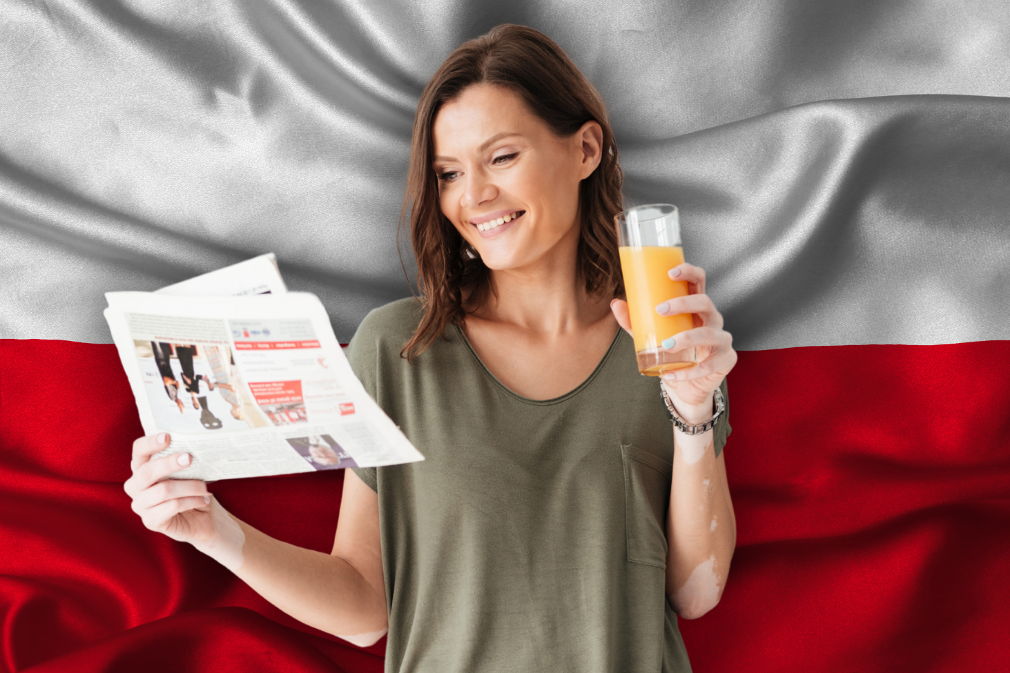 Na zdjęciu widzimy kobietę czytającą gazetę na tle flagi polski.