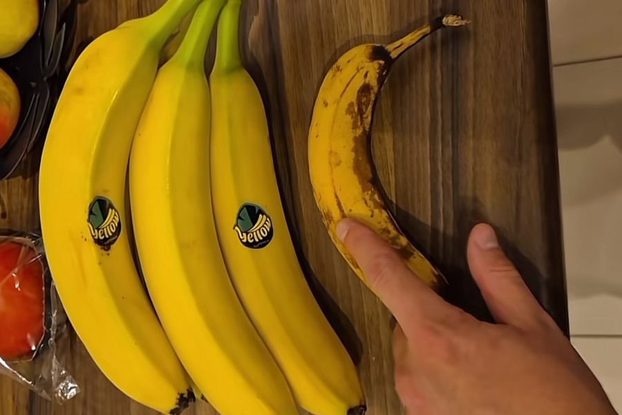 Tiktoker pokazał, co się dzieje z bananem po jednym dniu w pracy [DAJE DO MYŚLENIA]