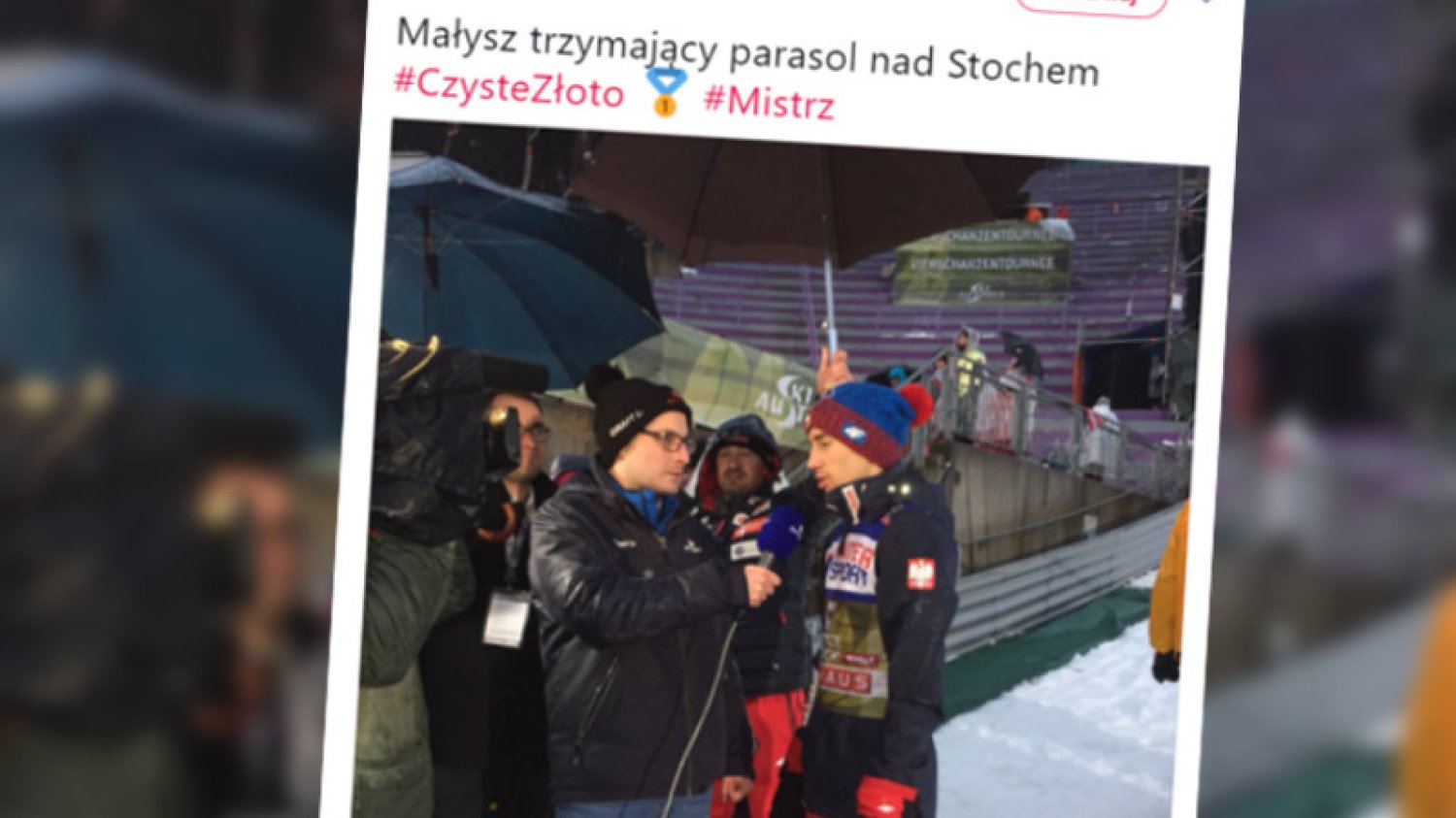 Adam Małysz trzyma parasol nad głową Kamila Stocha.