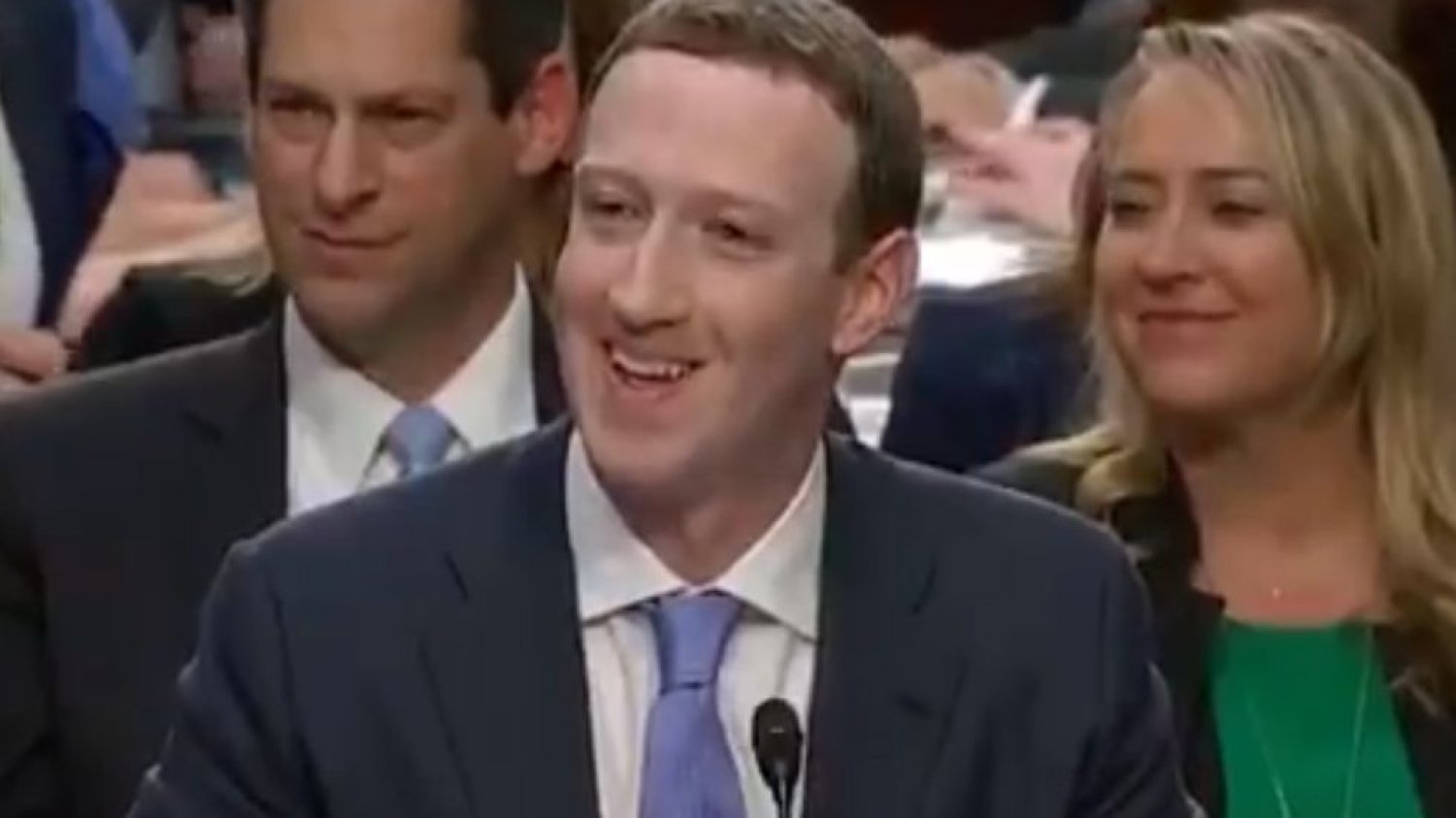 Mark Zuckerberg zmuszony do nerwowego uśmiechu. Nie pokazujcie tego dzieciom.