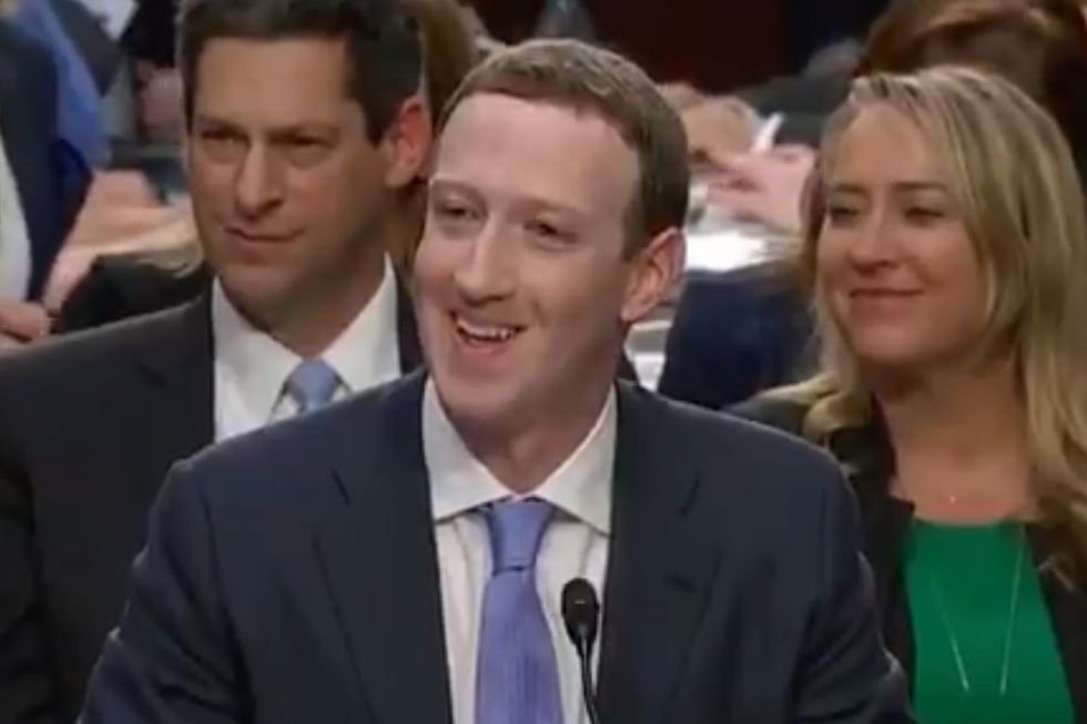 Mark Zuckerberg zmuszony do nerwowego uśmiechu. Nie pokazujcie tego dzieciom.