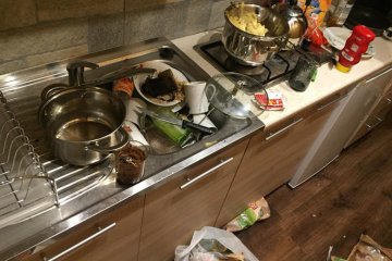 Młodzi warszawiacy zostawili w wynajętym lokum syf, na który normalnie musieliby pracować przez cały rok.