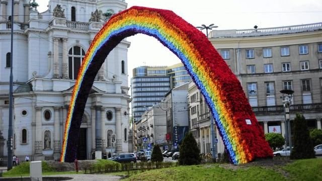 Koniec palenia tęczy na Placu Zbawiciela? Narodowcy przeniosą się do swojego parku rozrywki.
