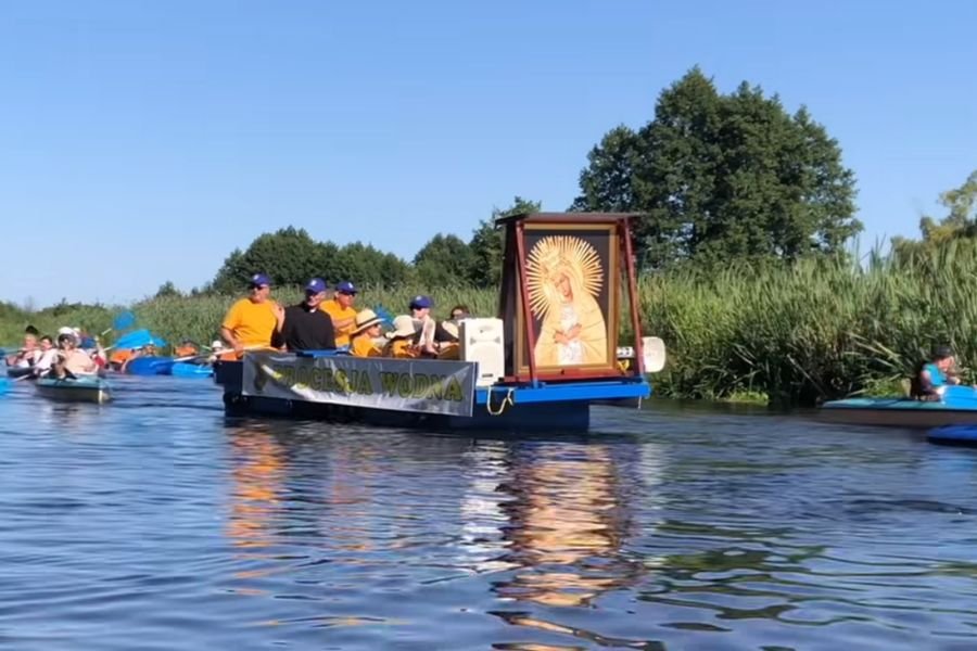 Co się dzieje? Na Podlasiu obraz Matki Boskiej płynie kajakiem, a ludzie śpiewają „Barkę” [ANALIZA]