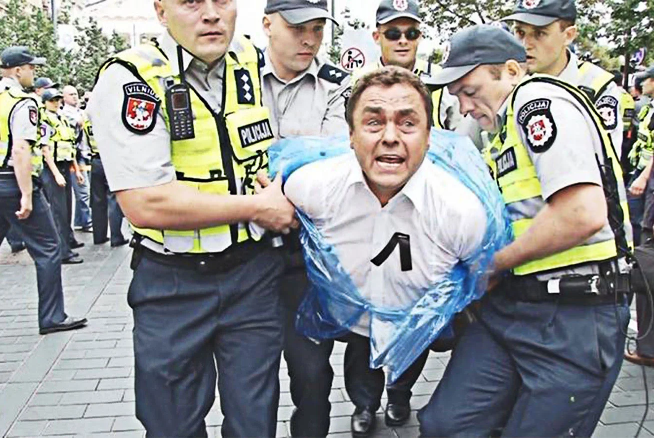 Gražulis wynoszony przez policję za swoje agresywne ekscesy na Baltic Pride 2013