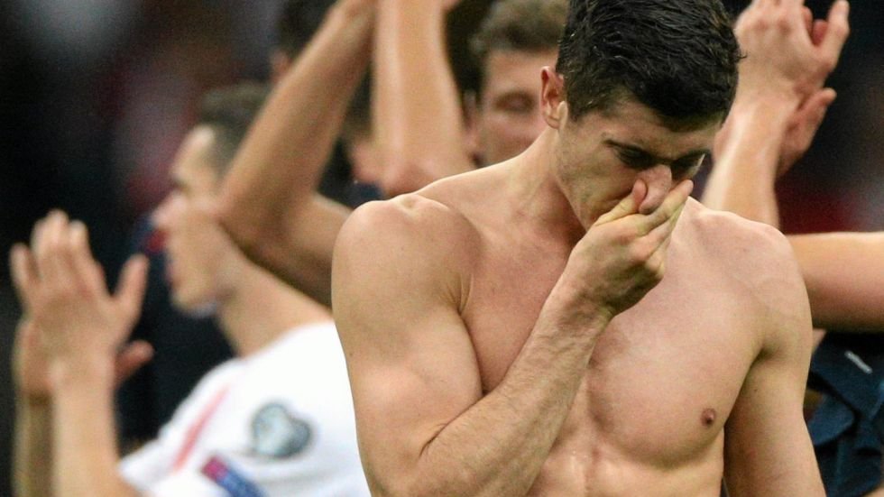 Wyjaśnia się melancholia Roberta Lewandowskiego. Napastnik przypomniał sobie najwyraźniej, co będzie w weekend.