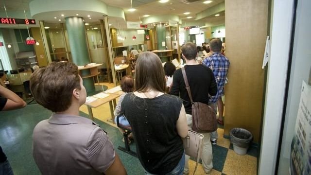 W całym kraju ustawiają się wielkie kolejki do ZUS. Do kogo uśmiechnie się szczęście?