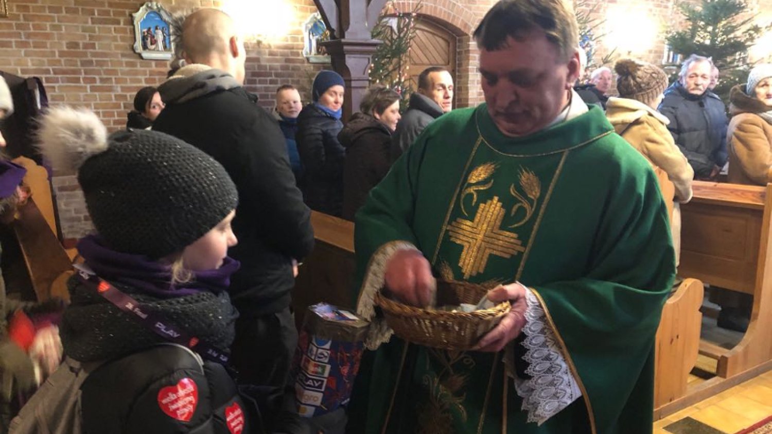 Ksiądz z Elbląga zastosował podczas finału WOŚP zupełnie inną strategię niż jego rywal z Tychów.