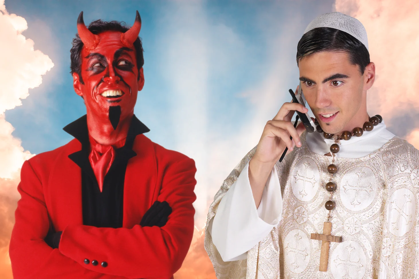 Na zdjęciu widzimy diabła oraz księdza rozmawiającego przez telefon.