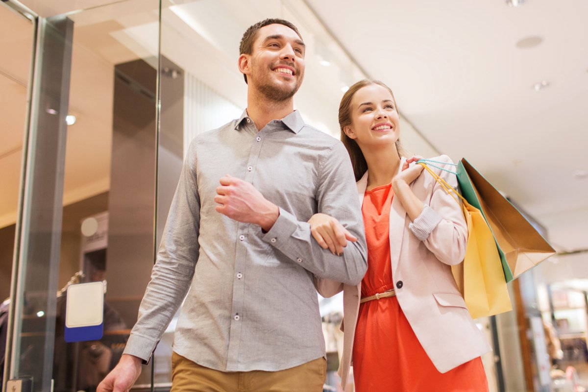 Para 30-latków na zakupach