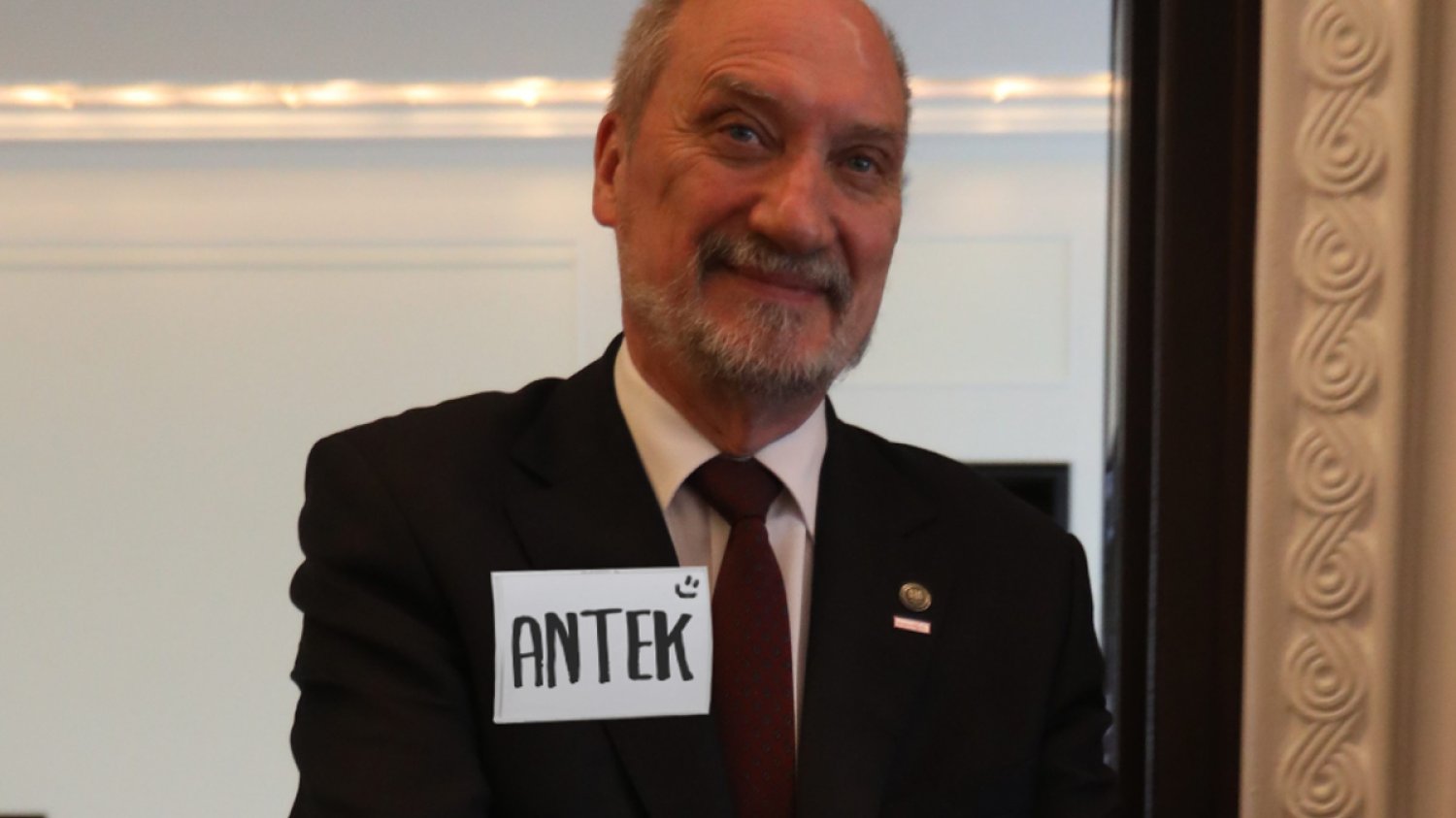 Minister Obrony Narodowej Antoni Macierewicz musi chodzić z plakietką z imieniem.