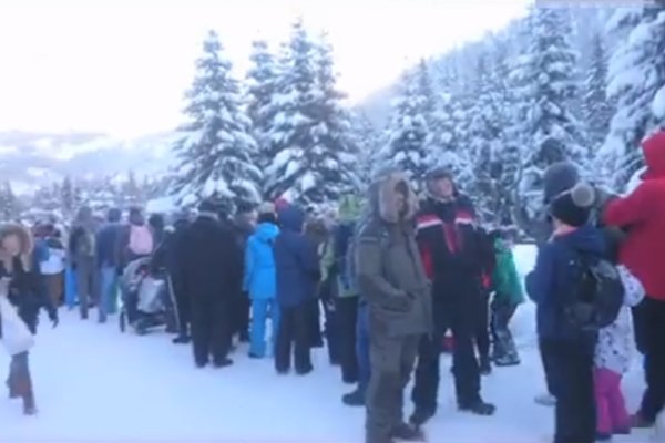 Kretyni spod Morskego Oka czekają w kolejce, aby zamęczyć konia.