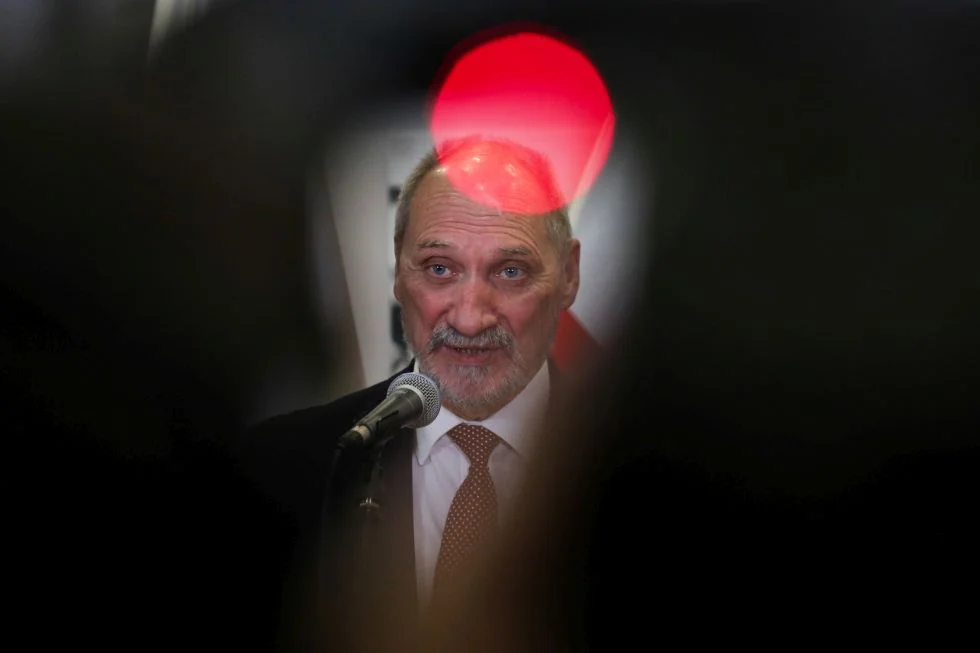 Los Antoniego Macierewicza jest przesądzony: pozostanie ministrem obrony narodowej lub nim być przestanie.