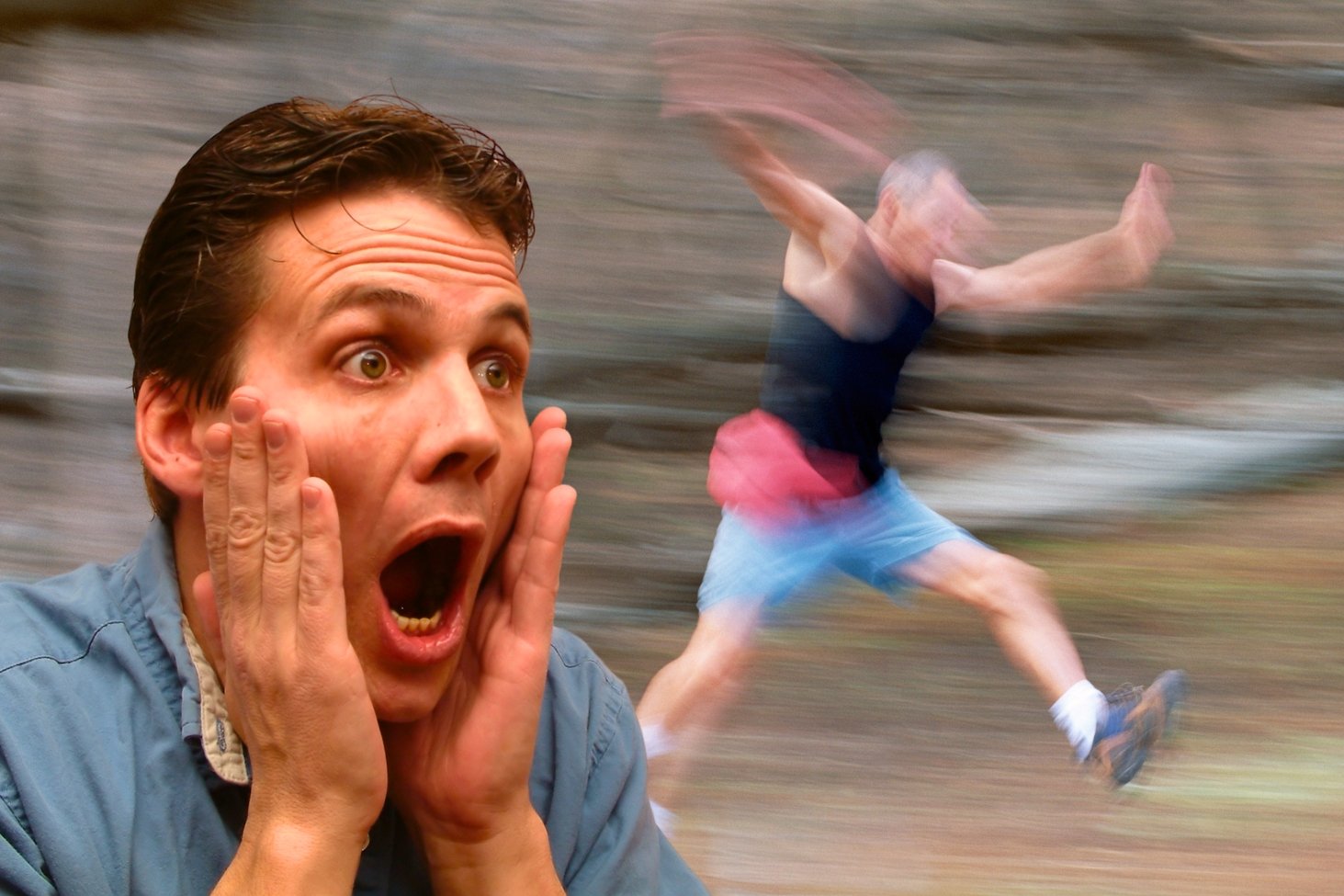 Mężczyzna patrzy w szoku na mężczyznę biegnącego w krótkich spodenkach