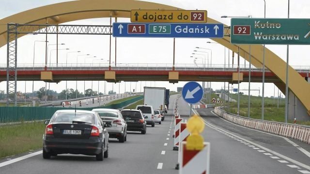 Takie obrazki będą niedługo przeszłością. Rząd planuje budowę obwodnic, które będą omijać autostrady.