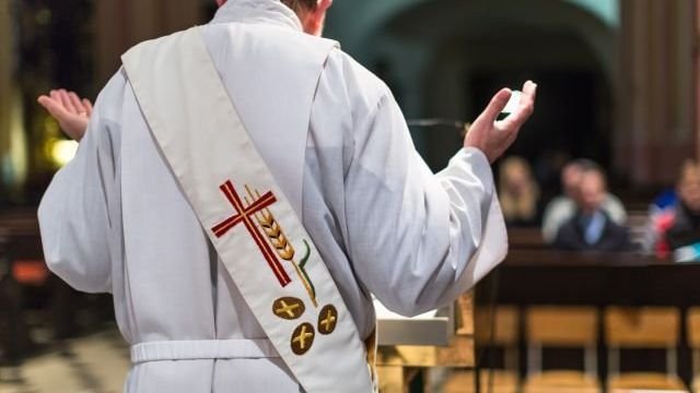 Wolne niedziele dla księży? Twój Ruch zmienił zdanie i popiera zakaz pracy w święta.