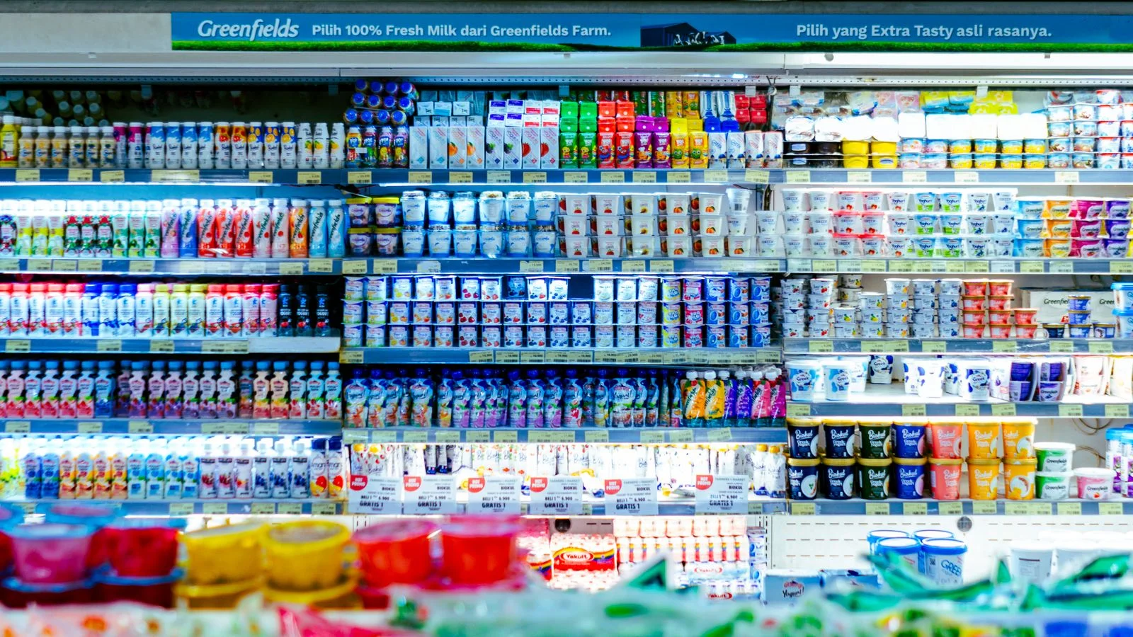 Lodówka z nabiałem w supermarkecie