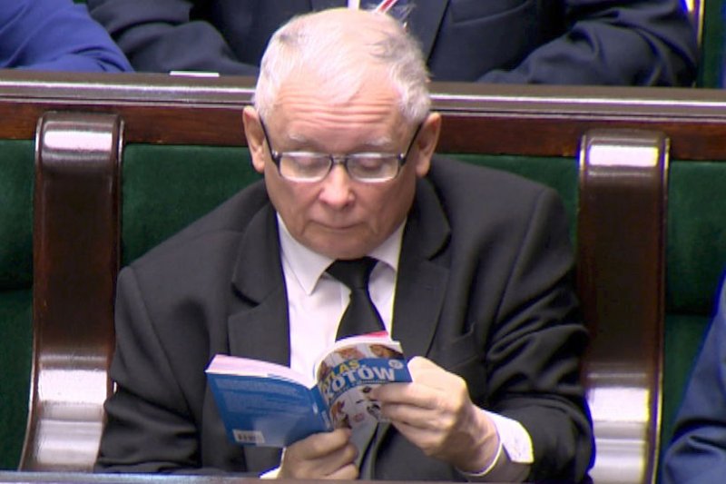 Jarosław Kaczyński przegląda Atlas Kotów