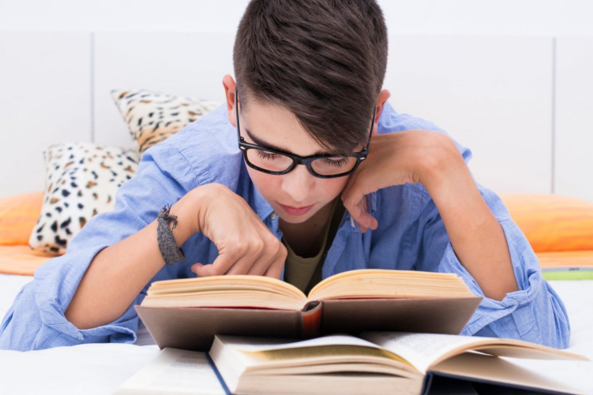 Выставка книг лауреаты премий. 9 августа день книголюбов. Читает книгу. Читаем думаем взрослеем. День молодого избирателя эмблема.