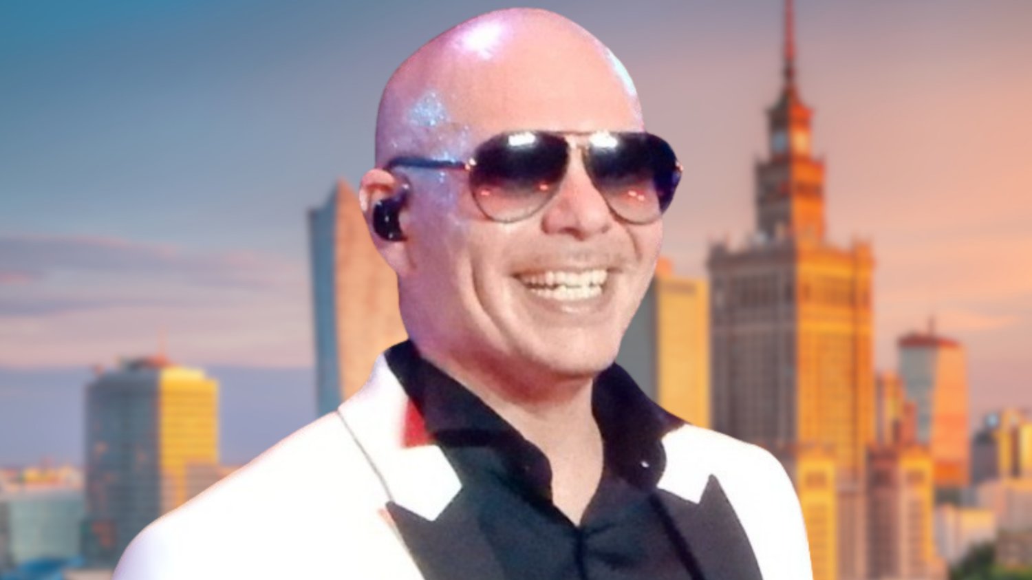 Na zdjęciu widzimy Pitbulla na tle Pałacu Kultury i Nauki w Warszawie.