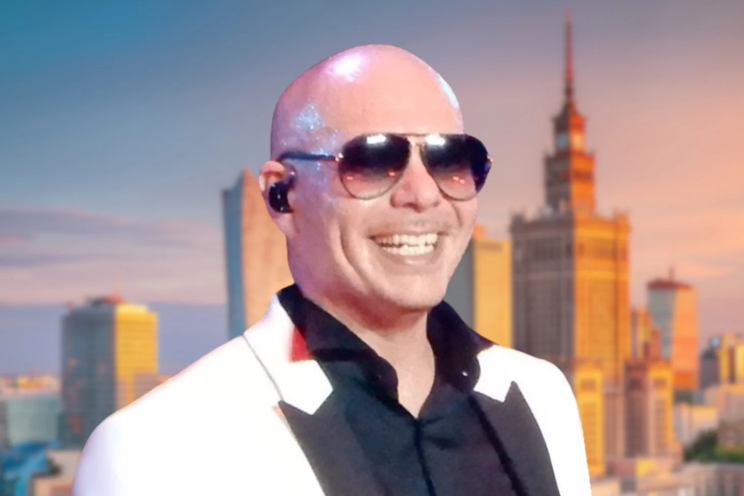 Na zdjęciu widzimy Pitbulla na tle Pałacu Kultury i Nauki w Warszawie.