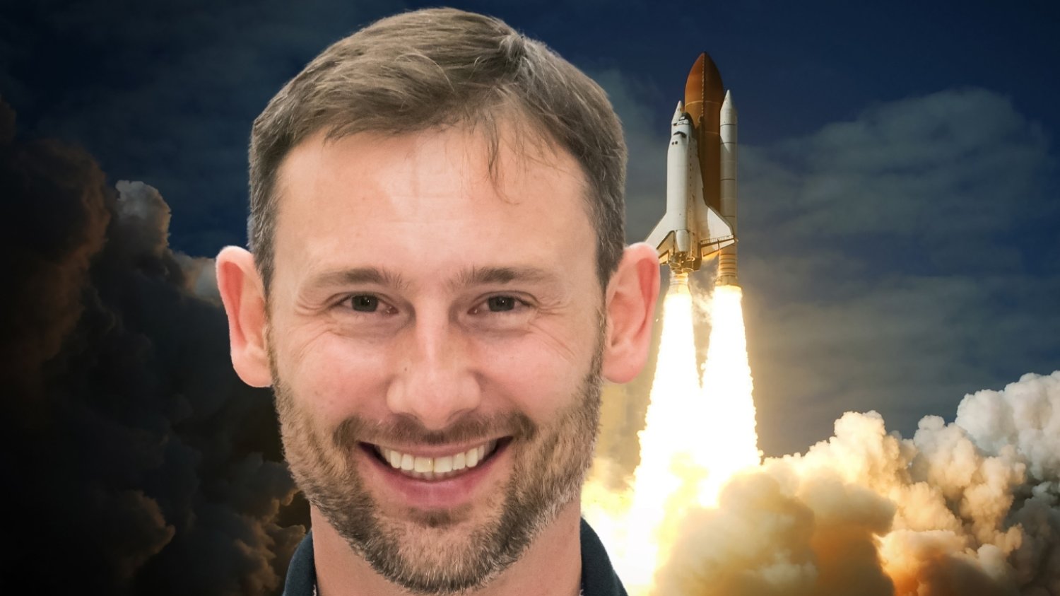 Na zdjęciu widzimy Uznańskiego na tle rakiety