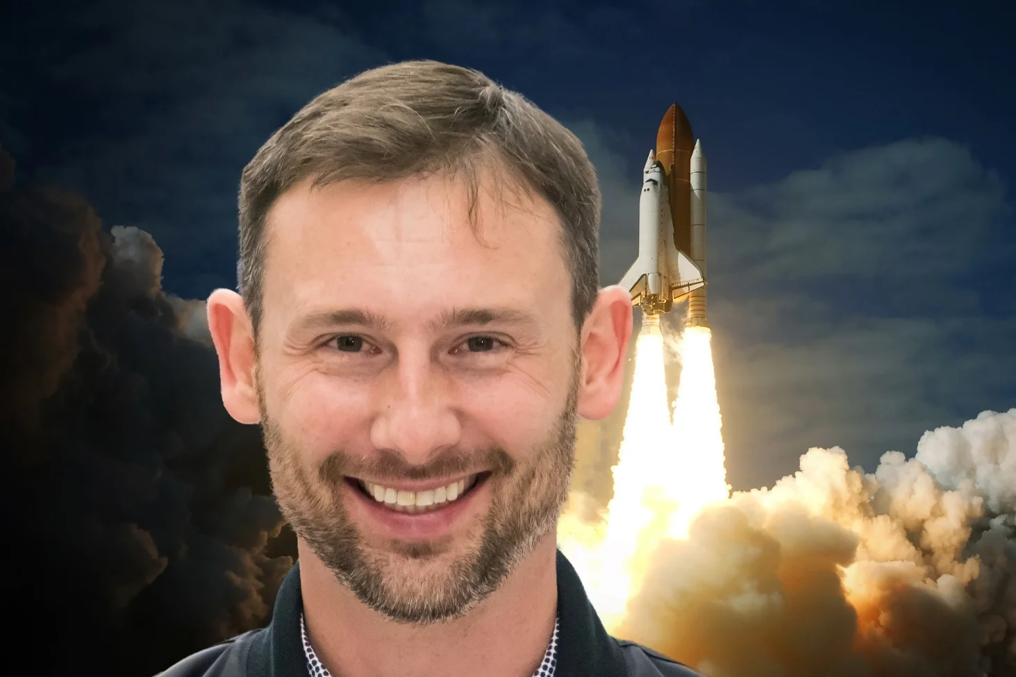 Na zdjęciu widzimy Uznańskiego na tle rakiety