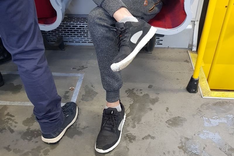 To już zima! Pierwsze gołe kostki zauważone w Warszawie.