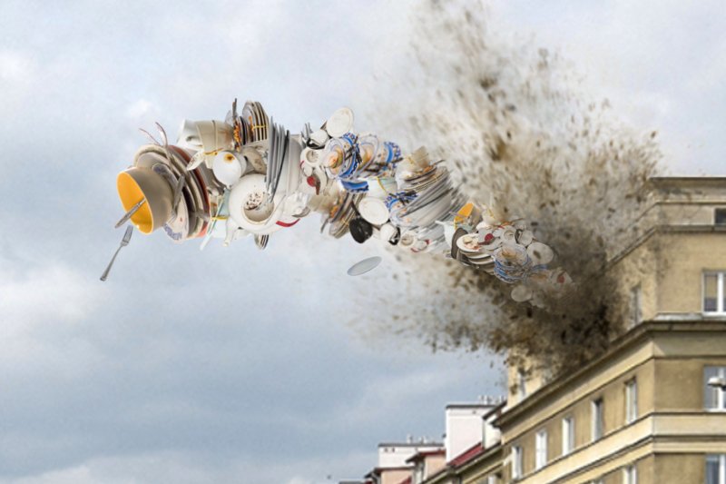 Gigantyczny stos brudnych naczyń terroryzuje Warszawę.