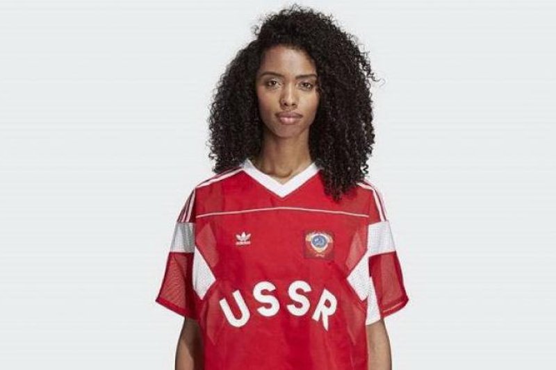 Adidas dodaje do koszulek sowieckie symbole gratis.