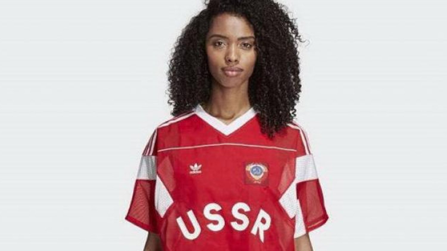 Adidas dodaje do koszulek sowieckie symbole gratis.